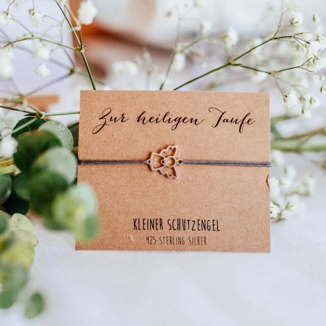 Geschenke zur Taufe 
.
🌞Geldgeschenkebox 
🌞Zeitkapsel für Erinnerungen 
🌞Armbänder
.
Alles zu finden im Onlineshop bei Anlässe Taufe! Für später SPEICHERN!
.
Foto: @flora_fellner_fotografie 
.
##baby #hochzeit #handmade #geburtstag #geburt #babyshower #geschenk #n #taufgeschenk #babygirl #m #geschenkideen #personalisiertegeschenke #kommunion #babyboy #dchen #personalisiert #s #schwanger #wedding #taufkerze #geschenkidee #liebe #newborn #baptism #d #love #babymode #christening