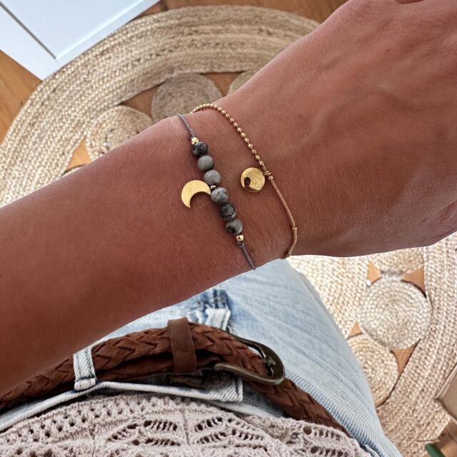 Armbänder mit BEDEUTUNG 
.
Alle Armbänder findest du im ONLINESHOP bei Schmuck - Soforkaufarmbänder! Schön VERPACKT und gleich bereit zum VERSCHENKEN oder selber behalten! SPEICHERN für SPÄTER-nach rechts wischen für mehr FOTOS 🌞
.
#namensarmband #nder #armband #armb #perlenarmband #schmuck #perlen #armschmuck #partnerarmband #geschenk #freundschaftsarmband #handmade #schmuckliebe #armbandliebe #ck #schmuckst #hochzeit #wunscharmband #geschenkideen #geschenkidee #m #namenarmband #schmuckdesign #halskette #personalisiert #mama #namensarmb #perlenarmb #perlenschmuck #ndermitnamen
.
Eines der Armbänder ist ein Dankbarkeitsarmband. Es soll dich jeden Tag daran erinnern, drei Dinge zu finden, für die du dankbar bist. So startest du deinen Morgen mit einem positiven Gefühl und voller Dankbarkeit in den Tag. Das zweite Armband ist ein Glücksarmband. Es wird dich auf all deinen Wegen begleiten und dir dabei Glück schenken.