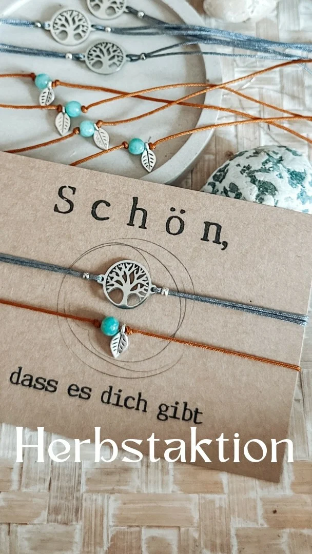 Herbstaktion 🍂
Der Herbst lässt die Blätter fallen, und mit ihm zieht eine ruhigere Zeit ein. Um dir diese besondere Jahreszeit noch ein wenig schöner zu machen, schenke ich dir ein Gratis-Armband zu deiner Bestellung ab einem Bestellwert von 50 Euro. 
.
Dieses Angebot gilt, solange der Vorrat reicht, und läuft bis Ende Oktober. Ich hoffe, es bereitet dir viel Freude und bringt etwas Glanz in die stilleren Tage. 
P.s gib bei deiner Bestellung an über welches Band du dich freuen würdest! 
.
Viel Spaß beim Stöbern und Shoppen! 
Herzliche Grüße, 
deine Katharina
.
Hier sind einige passende Hashtags für deinen Instagram-Post zum Thema Armband, Geschenke und Schmuck:

#ArmbandLiebe 
#SchmuckGeschenk 
#HerbstSchmuck 
#Geschenkidee 
#Schmuckstück 
#ArmbandStyle 
#GeschenkMitHerz 
#SchmuckDesign 
#GeschenkeFürDich 
#Schmuckliebe 
#ArmbänderFürDich 
#EinzigartigerSchmuck 
#GeschenkFürSie 
#HandgemachterSchmuck 
#ArmbandKollektion