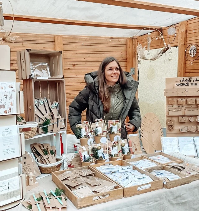 Heute bin ich auf dem Weihnachtsmarkt in Gutau – meiner ehemaligen Heimatgemeinde. Es ist jedes Mal etwas ganz Besonderes, hier zu sein und so viele vertraute Gesichter zu sehen. Die Begegnungen mit Menschen, die ich schon so lange kenne, machen diesen Tag für mich besonders schön.

Kommt gerne vorbei, genießt das stimmungsvolle Rahmenprogramm, entdeckt liebevoll gestaltetes Kunsthandwerk und lasst euch die leckeren Speisen schmecken. Ich freue mich darauf, euch zu sehen und ein paar schöne, vorweihnachtliche Stunden zusammen zu verbringen!