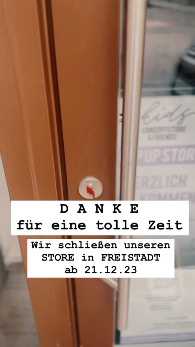 Wir schließen unseren Pop-Up-Store in der Freistädter Altstadt am 21.12. 24 – eine Entscheidung, die uns nicht leicht gefallen ist! Euer FEEDBACK war einfach MEGA ❤️. 
.
Es war eine wunderbare Erfahrung, auch wenn ich selbst nicht vor Ort verkauft habe. Ich durfte so viele tolle Menschen kennenlernen und wertvolle Einblicke in die Zusammenarbeit vor Ort gewinnen – und auch in meine eigenen GRENZEN. .
.
Als Ein-Frau-Unternehmen war dieses Jahr eine echte Herausforderung: Neben dem Betreiben des Onlineshops, der Verkaufsfläche im Store und der Belieferung vieler Händler liefen bei uns zu Hause auch private Umbauarbeiten. Es war ein intensives Jahr, in dem ich aber unglaublich viel gelernt habe – über mich selbst, meine Grenzen und darüber, wie wichtig es ist, Prioritäten zu setzen. ✨
.
Doch wie immer, wenn sich eine Tür schließt, öffnet sich eine neue, und ich bin überzeugt, dass alles zur richtigen Zeit kommt! ✨✨✨✨
In unserem renovierten Keller entsteht ein kleiner Schauraum, den ihr im neuen Jahr nach telefonischer Terminvereinbarung besuchen könnt. ‼️Achtung, es ist kein Geschäft mit fixen Öffnungszeiten! ‼️
.
Außerdem planen wir Anfang des Jahres noch eine kleine Erstkommunionsmesse im jetzigen Store, bei der ihr an zwei bis drei Tagen spezielle Produkte direkt vor Ort shoppen könnt. Ich werde euch hierzu noch genauer informieren.
.
An dieser Stelle möchte ich mich auch von Herzen bei meinen Kolleginnen und den wundervollen Mitarbeitern bedanken, die meine Produkte so toll vermarktet und verkauft haben. Danke, danke, danke!
.
Sagt es gerne weiter - und holt euch noch die letzten Weihnachtsgeschenke! ❤️✨🎄
An den Samstagen habe wir noch lange offen …