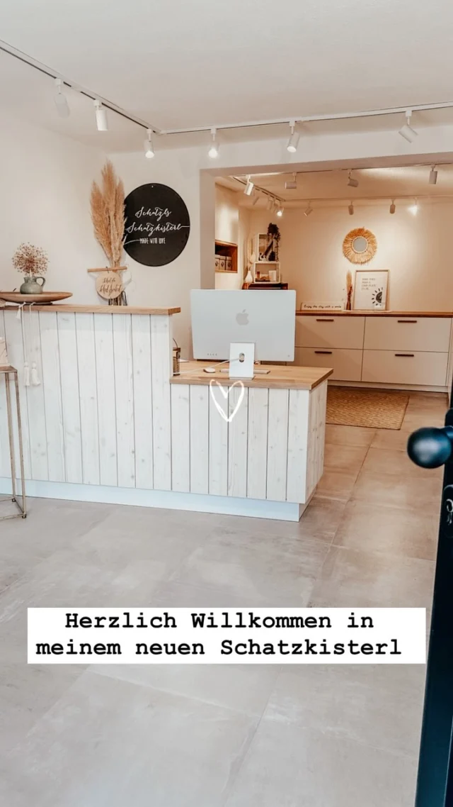 Mein Schatzkisterl – Ein Traum wird Wirklichkeit! ✨
.
Wenn ich zurückblicke, kann ich kaum glauben, wie weit dieser Weg mich geführt hat. Was einst nur ein Gedanke war, ist heute Realität – und noch viel schöner, als ich es mir je erträumt habe!
.
Mein beruflicher Weg begann  2017 ganz klein, an einem Esstisch. 2018 hatte ich dann meinen ersten eigenen Schreibtisch in unsere Wohnung, 2020 zog ich in meinen ersten eigenen Raum mit 10 m². Und heute stehe ich hier – in meinem 30 m² großen, modernen Arbeitsbereich mit eigenem Eingang und einem liebevoll gestalteten Schauraum.
.
Die Baustellenzeit war eine Herausforderung – Staub, Chaos, lange Tage und viel Geduld. Aber jetzt, wo alles fertig ist, spüre ich nur eines: pure Freude und Dankbarkeit. Es ist so ein wundervolles Gefühl, diesen Wachstum zu sehen und nun endlich so viel Platz zu haben – für meine Schachteln, meine Materialien und vor allem für all die kreativen Ideen, die hier entstehen dürfen.
.
‼️✨ Mein Schatzkisterl ist mein Arbeitsbereich und Lager – aber KEIN Geschäft. ✨❤️
Wenn du meine Produkte vor Ort anschauen möchtest, melde dich bitte vorher für einen Termin, da es sich um ein privates Gebäude handelt. 
❤️Ich bin Montag bis Freitag von 8:30-12:00 Uhr erreichbar 06649576855❤️
.
Dieser Weg hat mir gezeigt: Wenn man an seine Träume glaubt und Schritt für Schritt daran arbeitet, dann können sie wahr werden – und manchmal sogar noch schöner, als man es sich je vorgestellt hat. 💛
.
Ich freue mich so sehr, euch endlich diesen besonderen Ort zeigen zu dürfen!

Liebe Grüße, Katharina
.
P.S
Ein besonderer Dank gilt natürlich allen helfenden Händen – aber vor allem meinem Mann, der dieses Projekt in jeder Hinsicht möglich gemacht hat. Ohne ihn wäre mein Schatzkisterl nicht das, was es heute ist. ❤️
.
#Schatzkistall
#TräumeWerdenWahr
#KreativerRaum
#ArbeitsplatzMitLiebe
#RaumZumWachsen
#Dankbarkeit
#Erfolgsgeschichte
#KreativitätEntfalten
#MeinTraumWirdWirklichkeit
#SchönerArbeiten
#HingabeUndHerz
#KreativArbeiten
#HandgemachtMitLiebe
#BaustellenZeit
#PrivaterSchauraum