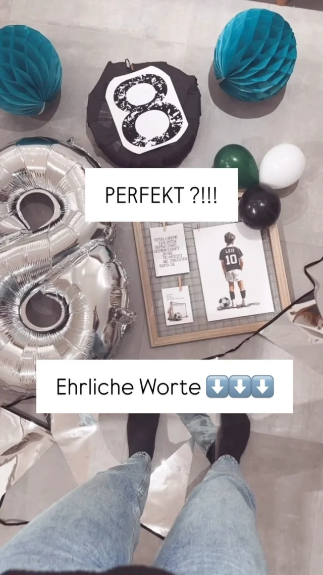 Perfekt? Ganz sicher nicht!

Heute habe ich mal wieder gehört: „Bei dir sieht immer alles so perfekt aus – dein Unternehmen läuft toll, du siehst immer top aus, dein Haus ist wunderschön dekoriert, ihr seid ein Traumpaar und du schmeißt bestimmt auch noch die besten Partys!“
.
Und wisst ihr was? Ich kann euch ganz klar sagen: Mein Leben ist nicht perfekt. Aber ich bin GLÜCKLICH ☀️
.
Vieles sieht hier auf Instagram oft so perfekt aus, aber manchmal ist es das nicht. Ich weiß, Perfektion gibt es nicht – trotzdem gebe ich immer mein Bestes. ☀️
.
Ich möchte hier aufmerksam machen, dass auf Instagram so viel gezeigt wird, was nicht der Realität entspricht. Oft sehen wir nur die schönen, perfekten Momente – aber nicht das Chaos dahinter. Darum schreibe ich diesen Beitrag, weil ich ganz einfach ehrlich zu euch sein möchte.
.
Nehmen wir doch mal diese Fußball-Muffins hier. Sehen vielleicht hübsch aus, oder? Aber die Geschichte dahinter war alles andere als perfekt. Ich habe ein neues Rezept ausprobiert – voller Vorfreude. Mein Sohn nahm sie mit in die Schule, und dann kam er heute tränenüberströmt nach Hause. Die Muffins haben ihm und seinen Freunden einfach nicht geschmeckt. Er war todunglücklich. Und ich? Ich musste ihn erstmal trösten, auffangen, umstimmen – ihm zeigen, dass der Nachmittag trotzdem schön wird. 😅🥳
.
Auch unsere Feier war keine Hochglanz-Party mit aufwendiger Deko oder spektakulären Spielen. Eine einfache Geburtstagsschlange mit einer Acht, ein paar Luftballons – das reicht vollkommen. Geschenke liebevoll verpacken? Ja, das macht mir Spaß. Aber eine teure Piñata kaufen? Nein, dafür bin ich einfach zu geizig. Dann lieber selbst basteln – kostet Zeit, aber kein Geld.
.
Und die Spiele? Ganz klassisch, so wie früher. Auch Gastgeschenke gibt es nicht – weil ich finde, sie sind nicht nötig. 
.
Mein Leben ist also nicht perfekt - ich bin auch einfach eine Mama - genau wie jede andere - mit meinen Herausforderungen und schönen Momenten! 

 #authentisch #perfektUnperfekt #Muttersein #RealLife #InstagramVsReality #keinePerfektion #HauptsacheGlücklich #Familienleben #Ehrlichkeit #MamaAlltag #Kindergeburtstag #unperfektperfekt #meinWeg #MutZurEhrlichkeit