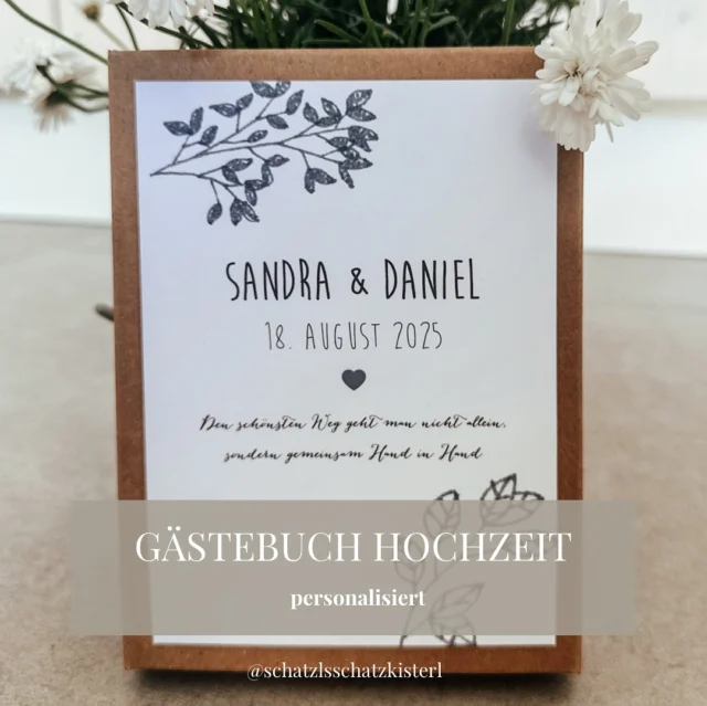 GÄSTEBUCH ☀️

„Den schönsten Weg geht man nicht alleine, sondern gemeinsam – Hand in Hand.“
Genau das steckt in meinem neuen Gästebuch zur Hochzeit – jetzt endlich online!

Statt klassischer Einträge dürfen eure Gäste liebevoll gestaltete Karten im Postkartenformat ausfüllen – mit persönlichen Fragen wie:
• Meine Tipps für eine glückliche Ehe
• Mein Highlight des Tages
• Das wünsche ich euch für eure Zukunft
• In zehn Jahren werdet ihr bestimmt…
…und viele mehr!

Jede Karte ist ein Stück Erinnerung – humorvoll, rührend, ganz persönlich.

Das Besondere:
• Personalisierbare Kraftpapierschachtel mit Namen, Datum & Spruch
• Individuelle Karten – pro Stück wählbar
• Schachtel gibt’s kostenlos zum Set dazu

Ob für eure eigene Hochzeit oder als Geschenk – dieses Gästebuch wird garantiert zum Lieblingsstück!
.
Für später speichern zu finden im Shop bei Schätze - Geschenksideen 
.
#hochzeitsgästebuch #personalisiertegeschenke #hochzeit2025 #hochzeitsideen #gastgeschenke #kraftpapierliebe #hochzeitsinspiration #gästebuchmalanders #erinnerungfürimmer