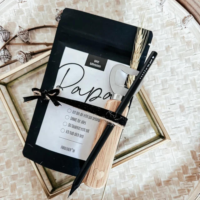 🆕 Die neuen Vatertagsgeschenke sind online!

Überrasche deinen Papa mit unserem liebevoll zusammengestellten Geschenkset:
	•	Ganze Kaffeebohnen – für den perfekten Start in den Tag.
	•	Schwarzer Bleistift mit der Aufschrift „FoKus on the Good “.
	•	Flaschenöffner – praktisch und stilvoll.
	•	Sackerl mit der Aufschrift “Papa” – zum Ankreuzen persönlicher Botschaften wie:
	•	„Danke für alles“
	•	„Mit dir kann man am besten faulenzen“
	•	„Ich habe dich lieb“
	•	„Ich bin dir echt gut gelungen“

Alles kommt schön verpackt zu dir – bereit zum Verschenken!

📌 Du findest das Set unter Anlässe > Geschenksideen in unserem Shop.

⚠️ Nur solange der Vorrat reicht – es ist eine limitierte Auflage!

#Vatertagsgeschenk #GeschenkFürPapa #Papa #KaffeeLiebhaber #Geschenkideen #Geschenkset #Flaschenöffner #BleistiftMitSpruch #LimitierteAuflage #NurSolangeDerVorratReicht #Anlässe #Geschenksideen #ShopOnline #Handgemacht #LiebevollVerpackt