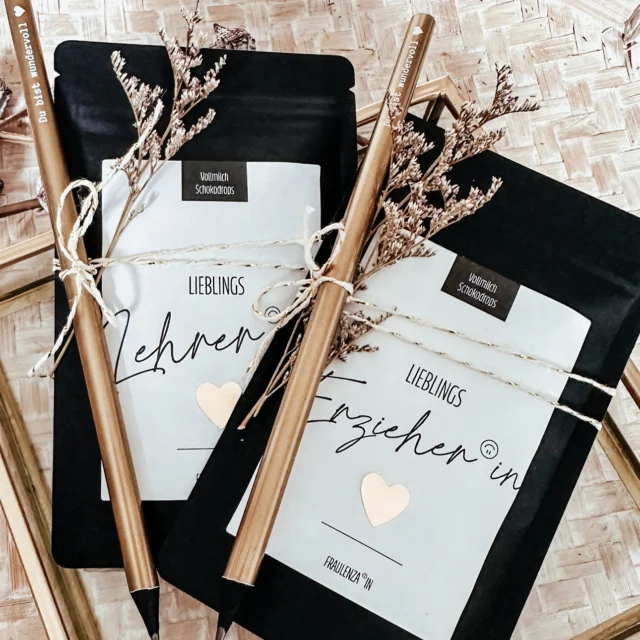 🎁 Ganz neu im Shop: Abschiedsgeschenke für Erzieherinnen & Lehrerinnen! ✨

Zum Schul- oder Kindergartenabschluss darf ein kleines Dankeschön nicht fehlen 💛
Unsere neuen Schoko-Drops mit Bleistift sind süß, charmant & liebevoll verpackt – perfekt als kleine Aufmerksamkeit.

🎓 Ideal für den letzten Kindergartentag oder das Ende eines besonderen Schuljahres.
🎁 Fertig zum Verschenken – unter 10 €!

Erhältlich ab sofort:
📦 im Online-Shop unter „Anlässe > Abschiedsgeschenke“
🏡 oder direkt im Schauraum vor Ort

Mach jemandem den Abschied ein bisschen süßer 🍫✏️

#Abschiedsgeschenk #Kindergartenabschluss #Schulabschluss #DankeErzieherin #DankeLehrerin #Geschenkideen #KleineAufmerksamkeit #SchokoLiebe #Geschenkunter10Euro #LiebevollVerpackt #NeuesImShop #AnlassGeschenk