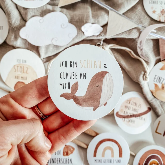 ✨ Kleine Worte mit großer Wirkung ✨
Affirmationskarten erinnern uns daran, wie wertvoll, stark und einzigartig wir sind – egal ob groß oder klein. 💛
Für Kinder, Erwachsene & Schwangere – liebevoll gestaltet für jeden Lebensabschnitt.
Ein Moment der Achtsamkeit. 
Ein Stück Selbstliebe. 
Jeden Tag. 🌿

⸻

Zu finden ihm Onlineshop bei - Schätze - Affiemationskarten ! Für später speichern ☀️
.
#Affirmationen #Selbstliebe #Achtsamkeit #PositiveGedanken #MentalHealth #Affirmationskarten #MamaZeit #Kinderstärken #Schwangerschaft #DailyAffirmation #MindsetMagic
