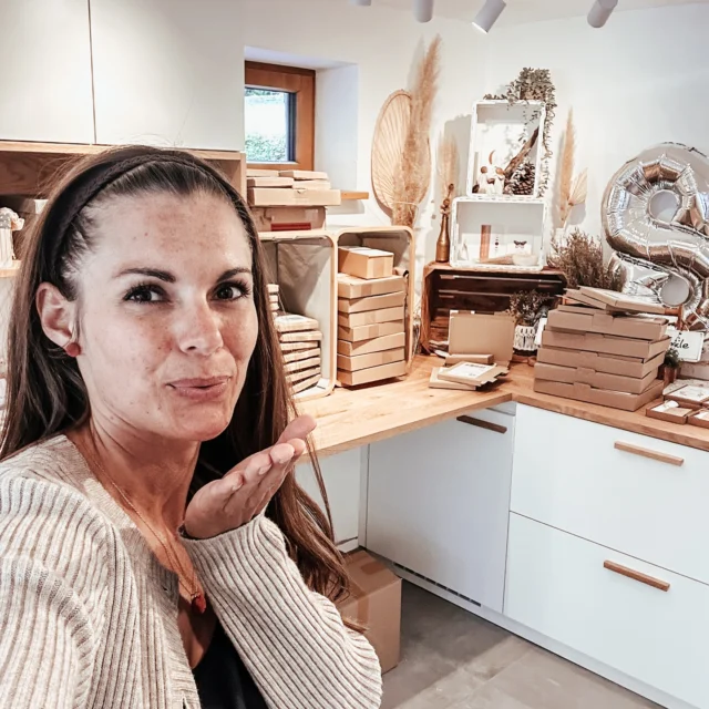Jobtitel? Handmade-Allrounderin. 💪🎨📦
Teamgröße? 1.
Kaffeeverbrauch? Hoch. ☕😉

🎨 Grafikabteilung: Ich.
📸 Produktfotos: Ich.
📦 Versand: Rate mal – ich.
🧼 Putzfrau für den Schauraum? Richtig – ich auch.
💌 Homepage - organisatorisches ? Natürlich ich.
🧠 Ideen sammeln, entwickeln, umsetzen? Jep. Ich again.
🤳 Social Media? Du ahnst es… ich!

Und ehrlich?
Genau das liebe ich. 💛
Die Abwechslung macht’s – jeder Tag ist anders (und keiner langweilig). Ich kann meine Vielfalt leben, mich kreativ austoben und ständig weiterentwickeln.
Neues ausprobieren, Ideen spinnen, Produkte erfinden – das ist nicht nur Arbeit, das ist Herzenssache (…und manchmal auch ein bisschen Wahnsinn 😅).
.
Also ja:
Ich bin CEO, Kaffeekocherin, Produktentwicklerin & Staubwedel-Captain in einem – und es macht mir richtig Spaß.
.
Auch wenn ich im Alltag so vieles alleine schupfe – von Idee über Gestaltung bis hin zu Versand und Social Media – habe ich dort und da ein gutes Backup: liebe Menschen, die mir manchmal zur Seite stehen, mir unter die Arme greifen oder einfach da sind, wenn’s eng wird.

Dafür bin ich von Herzen dankbar. 💛
Denn ganz allein ist man nie, wenn man sich auf solche Herzensmenschen verlassen darf.
.
Danke, dass ihr diesen Weg mit mir geht ❤️Hast du schon mal im SHOP eingekauft ?! 
.
#handmadewithlove #einfachallesich #onlineshopmitherz #kleinaberfein #fraufüralles #mitliebegemacht #kleineslabelgroßesherz #diybusiness #schauraumrealität