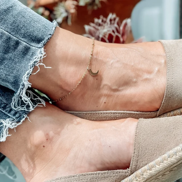 Sonne, Mond & du. ☀️🌙
Unsere Fußbänder sind zurück – zart, verspielt und voller Sommerlaune!
Ob mit goldener Sonne oder  Mond - schlicht und fein – in der Kategorie Schmuck im Onlineshop findest du jetzt viele neue Lieblingsstücke.
.
Perfekt für barfuß im Sand, zum Sommerkleid oder einfach für ein bisschen Magie am Knöchel. ✨
Jetzt entdecken & verlieben! 💛

📦 Handmade mit Liebe
🔗 Kategorie „Schmuck“ im Onlineshop

⸻
#fußbandliebe #sommeraccessoires #schmuckmitherz #handmadeschmuck #sonneundmond #sommeramfuß #ankletlove #barfußmitstil #onlineshopentdecken #kleineslabelgroßesherz