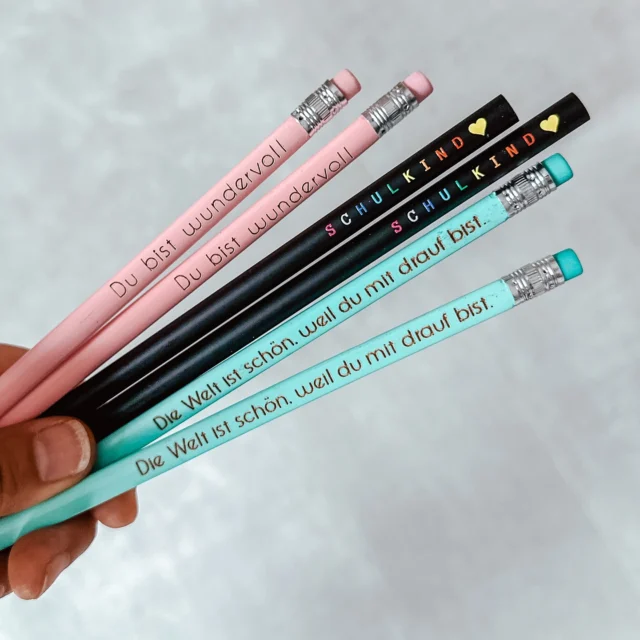 ✨ Neu im Shop! ✨
Unsere Schulbleistifte sind da – und sie sind mehr als nur ein Schreibgerät. Sie sind kleine Mutmacher, stille Begleiter und das perfekte Geschenk für den Schulstart oder einfach mal zwischendurch. 🎒✏️

Ob für die Schultüte, den Schreibtisch oder als liebevolle Aufmerksamkeit – diese Bleistifte bringen nicht nur Farbe, sondern auch Freude in den Schulalltag. 🖤🤍

Ein kleines Stück Alltag mit ganz viel Herz.
Jetzt im Shop – solange der Vorrat reicht!

#schulstart #schultüte #einschulungsgeschenk #schulkind2025 #bleistiftliebe #schulbedarfmitliebe #mutmacher #nachhaltiglernen #geschenkidee #kleinesmitherz