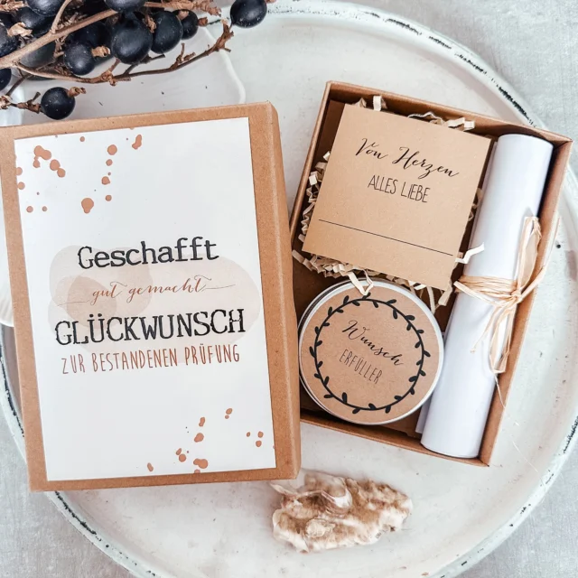 Die Matura ist geschafft? Dann darf gefeiert werden – mit einem ganz besonderen Geschenk! 🎉 Unsere hübsche Geschenkbox mit “Wunscherfüller”-Dose, Spruch-Print & Postkarte ist perfekt für Geldgeschenke oder Gutscheine.
Persönlich. Stilvoll. Liebevoll verpackt. 💌✨

#Maturageschenk #Geldgeschenk #PrüfungBestanden #Geschenkidee #Wunscherfüller #Geschenkbox #Einschulung #Lehrabschluss #VerpackungMitLiebe #Geschenkverpackun