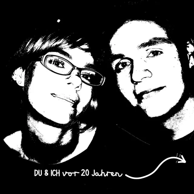 Heute ist für uns ein ganz besonderer Tag. 💛
20 Jahre wir – 10 Jahre verheiratet.
Drei Bilder, drei Kapitel:
🕰️ Vor 20 Jahren – jung, verliebt und voller Träume.
💍 Vor 10 Jahren – unser Ja-Wort, das alles verändert hat.
✨ Und heute – erwachsen, gereift, verbunden und gemeinsam gewachsen und immer noch VERKNALLT ❤️

Mein Mann war nicht nur mein Jugendfreund und später mein Ehemann –
er war (und ist) auch mein größter Unterstützer in allem, was ich tue.
Er hat an mich geglaubt, auch wenn ich gezweifelt habe.
Er war da – in allen Höhen und auch dann, wenn es nicht leicht war.
Gemeinsam haben wir nicht nur unser Leben, sondern auch ein Unternehmen aufgebaut.

Ich trage nun schon seit 10 Jahren seinen Nachnamen Schatzl,
und mit meiner Marke Schatzl Schatzkisterl ist daraus noch etwas ganz Eigenes, Starkes entstanden.
Ein Name, ein Versprechen, eine gemeinsame Geschichte.
Ich bin stolz, ihn zu tragen – als Frau, Unternehmerin und Partnerin.

Danke für 20 Jahre an deiner Seite.
Ich freu mich auf alles, was noch kommt.
💛

#jahrestag #hochzeitstag #liebe #dankbarkeit #schatzl #gemeinsamwachsen #schatzkistal #20jahre #10jahreverheiratet #familienunternehmen #mitliebegeführt