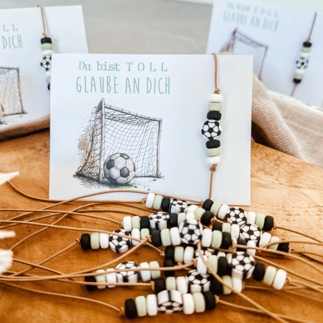 ✨ Bunte Armbänder, fröhliche Designs & ganz viel Herz! ✨
Ob mit Fußball, Melone, Blume oder als klassisches Freundschaftsarmband – bei mir findest du liebevoll gestaltete Kinderarmbänder mit motivierenden Sprüchen, die Mut machen und Freude schenken. 💫

🎓 Perfekt als kleine Aufmerksamkeit zum Schulabschluss,
🎁 als besonderes Geburtstagsgeschenk
oder einfach als Erinnerung an eine schöne Zeit.

🌈 Jedes Armband ist mit Liebe gemacht – für kleine Handgelenke mit großen Träumen.

Alle Designs findest du in meinem Online-Shop unter Schmuckkinderarmbänder 💖
Jetzt entdecken & Freude verschenken!

#Kinderarmbänder #Geschenkidee #Schulabschluss2025 #Geburtstagsgeschenk #Freundschaftsarmband #Motivationssprüche #Fußballfans #Melonenliebe #Blumenschmuck #Armbandliebe #HandgemachtMitLiebe #Kinderschmuck #Sommergeschenk #GeschenkfürKinder #OnlineShopLiebe