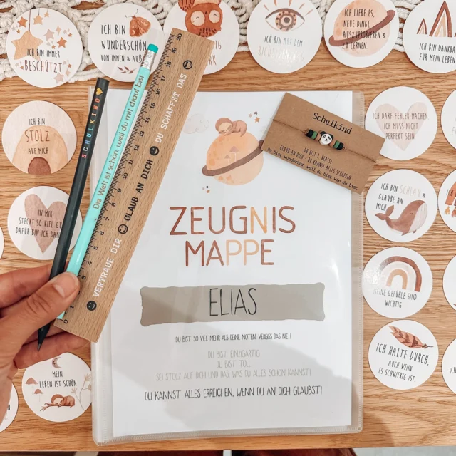 🎁 Geschenke zum Schulstart ✨
Ich liebe es zu sehen, wie liebevoll ihr eure Bestellungen zusammenstellt! 💛
Gerade werden wieder viele Zeugnismappen und kleine Aufmerksamkeiten für die Kinder zum Schulstart bestellt – so schön, diesen besonderen Moment zu feiern! 🌿
.
In der Kategorie „Anlässe > Schulstart“ im Onlineshop findet ihr viele Produkte, mit denen ihr die Schultüte füllen oder kleine persönliche Geschenke zusammenstellen könnt. 🎒✏️

Jetzt vor der Sommerpause ist die beste Zeit, noch alles in Ruhe auszusuchen. Ich freu mich auf eure Bestellungen!
.
Für später speichern ☀️🙌🏻

#Kindergartenabschluss #Schulstart2025 #Zeugniswappen #Schultüte #GeschenkezumSchulanfang #Einschulung #KleineFreude #HandgemachtmitLiebe #GeschenkideenfürKinder #MamaAlltag #Selbstgemacht #Sommerzeit #Freudeverschenken #OnlineshopLiebe
