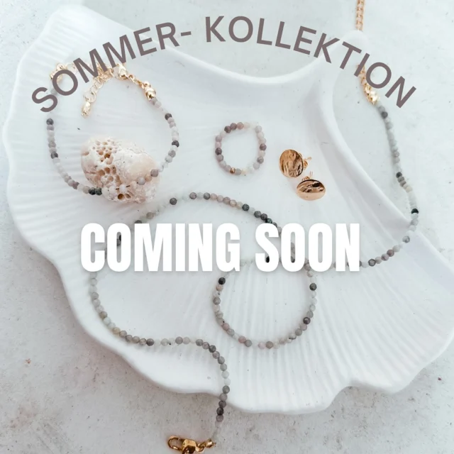 🌞 COMING SOON: Meine neue Sommerkollektion! 🌿
Und du kannst ein Teil davon werden – im wahrsten Sinne des Wortes!

Ich arbeite mit ganz viel Herzblut an meiner neuen Sommerkollektion – aktuell trägt sie den Arbeitstitel „Smaragd-Set“. Doch bevor sie offiziell erscheint, möchte ich euch, meine Community, in den kreativen Prozess einbinden:

🧠 Hilf mir, den perfekten Namen für die neue Kollektion zu finden!
Kommentiere unter diesem Post deinen Vorschlag für einen Kollektionstitel.
💚 Als kleines Dankeschön verlose ich unter allen Teilnehmer*innen das erste Exemplar des Sets – kostenlos und vorab!

⸻

✨ So machst du mit:
	1.	Folge meinem Account, wenn du es nicht schon tust
	2.	Kommentiere unter diesem Beitrag deinen Namensvorschlag
	3.	Optional: Teile den Beitrag in deiner Story & markiere mich für ein Extralos 🙌

Das Gewinnspiel läuft bis 16 Juli 2025, 23:59 Uhr 
Danach wähle ich den schönsten, passendsten Namen aus – und wenn deiner gewählt wird, gehört das Set dir! ✨

📌 Teilnahmebedingungen:
	•	Teilnahme ab 18 Jahren mit Wohnsitz in Deutschland, Österreich
	•	Das Gewinnspiel steht in keiner Verbindung zu Instagram/Facebook
	•	Der/die Gewinner*in wird per DM benachrichtigt
	•	Rechtsweg und Barauszahlung sind ausgeschlossen
	•	Mit Teilnahme erklärst du dich einverstanden, dass dein Vorschlag ggf. als offizieller Kollektionstitel verwendet wird
.
#Namensfindung #Kollektion2025 #Gewinnspiel #MitmachenUndGewinnen #Sommerkollektion #CommunityPower #MaraktSet #DesignMitHerz #FashionGiveaway #ExklusivFürDich #ComingSoon #NameOurCollection #ScheidmannKollektion