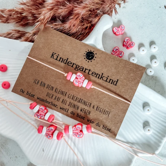 🐛🦋 Kleiner Begleiter für große Abenteuer!

Die neuen Kindergarten-Armbänder sind da – zart, farbenfroh und mit einem ganz besonderen Symbol:

✨ Der Schmetterling für alle kleinen Träumerinnen
🪲 Der Marienkäfer für mutige Entdecker

Beide Versionen sind perfekte Glücksbringer für den Kindergartenstart – ein kleiner Freund am Handgelenk, der Mut macht, Geborgenheit schenkt und den Übergang in den neuen Alltag ein Stückchen leichter macht. 🤍

Ob zur Einschulung, für die Schultüte oder als liebevolles Geschenk für den ersten Kindergartentag – diese Armbänder sagen:

„Du bist nicht allein – ich bin bei dir.“

Jetzt im Onlineshop erhältlich – in der Kategorie Schmuck & Kinderarmbänder . 💫

⸻

🔖 Hashtags:

#Kindergartenstart #KindergartenArmband #Glücksbringer #Schmetterlingsarmband #Marienkäferliebe #MitLiebeGemacht #SchmuckFürKinder #Einschulung2025 #Schultüte #GeschenkZurEinschulung #KleinerBegleiter #Mutmacher #ErsterKindergartentag #MaraktMomente #ArmbandFürsHerz