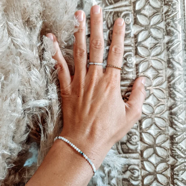 💫✨ Schmuck, der dich erinnert, wer du bist.

Manchmal braucht es nicht viel – nur ein sanftes Funkeln am Finger, das uns zurückbringt zu uns selbst.
Meine neuen handgemachten Ringe sind genau dafür gemacht:
Für mehr Leichtigkeit, Intuition und das Gefühl, dass du genau richtig bist, so wie du bist.

Ob mit Perlen, Edelsteinen oder zarten Farben – jeder Ring trägt eine kleine Botschaft:

Vertrau dir. Lass los. Bleib frei.

Sie passen sich dank elastischem Band sanft an – wie gemacht für Freigeister, Boho-Herzen und alle, die das Leben mit offenen Händen empfangen.

🤍 Trage sie einzeln oder im Set – als Begleiter für den Sommer, für deine Reise, für dich selbst! 
#SoulJewelry #BohoVibes #LeichtigkeitTragen #SpirituellerSchmuck #RingeMitBedeutung #MaraktKollektion #HandgemachtMitLiebe #Herzschmuck #ModernBoho #TragDichSelbst #SlowJewelry #InnerGlow