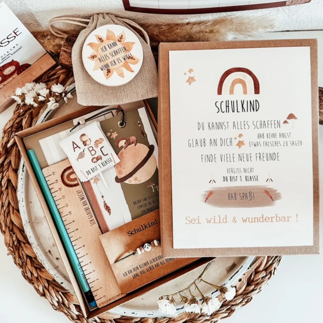 🎒✏️ Letzte Chance auf die Schulstartbox!

Die limitierte Schulstartbox ist fast ausverkauft – nur noch wenige Stück verfügbar!
Wenn du dir noch ein liebevoll zusammengestelltes Set für dein Schulkind sichern möchtest, dann jetzt zum Aktionspreis schnell sein! 💛

Und auch wenn die Box bald weg ist:
In meinem Onlineshop findest du viele weitere kleine Aufmerksamkeiten für die Schultüte oder den Schulstart – z. B.:

📝 Lineal-Bleistifte
🎀 Armbänder mit Botschaft
📅 Stundenpläne & Sticker
💫 und viele andere liebevolle Details

👉 Schau einfach unter „Anlässe → Schulstart“ im Shop vorbei – da findest du alles, was den ersten Schultag noch besonderer macht! 🎈

⸻

🔖 Hashtags:

#Schulstart2025 #SchulkindLiebe #Einschulung #Schultüte #BackToSchool #Schulanfang #GeschenkZurEinschulung #Schulstartbox #KleineGeschenke #ErsterSchultag #LimitierteEdition #OnlineshopLiebe #MaraktMomente #MitLiebeGemacht