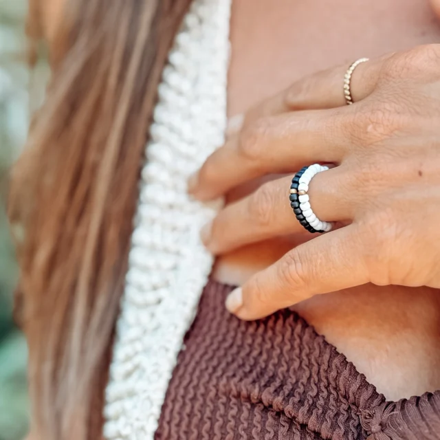 💍✨ NEU IM SHOP: Handgemachte Ringe mit Perlen & Edelsteinen

Sie sind da! 🫶 Die neuen Sommer-Ringe sind frisch in den Onlineshop eingezogen – liebevoll von Hand gefertigt und veredelt mit echten Perlen oder Edelsteinen. Jedes Stück ist ein kleines Unikat – gemacht, um dich durch den Sommer zu begleiten.

Du findest sie ab sofort in der Kategorie „Schmuckringe“ – in den Größen S, M und L.
Und: Wenn du dir bei der Größe oder Auswahl unsicher bist, schreib mir gerne – ich helfe dir persönlich weiter! 💌

☀️ Hol dir jetzt dein Schmuck-Highlight, bevor der Shop in Sommerpause geht!
🛑 Ab dem 10. August macht der Onlineshop eine kreative Pause.

⸻

🔖 Hashtags:

#NeuerSchmuck #HandgemachtMitLiebe #SommerRinge #Edelsteinring #Perlenring #Schmuckdesign #MaraktKollektion #Schmuckliebe #ShopUpdate #Sommerhighlight #MadeWithHeart #Schmuckshop #Urlaubslook #MinimalJewelry #Ringinspo