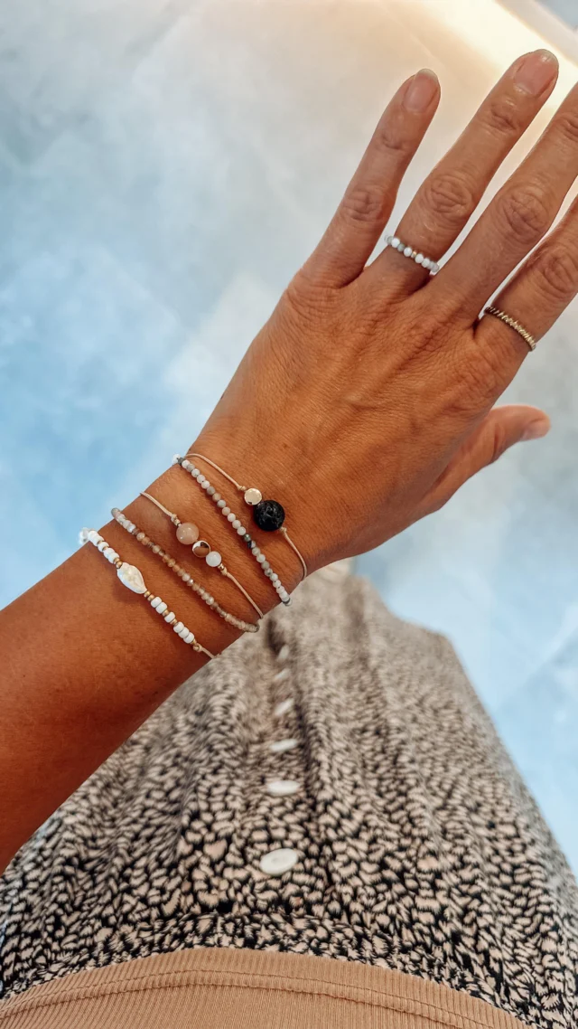 ✨ Mondstein-Magie für deinen Sommer ✨
Unser beliebtes Mondstein-Armband erinnert dich daran, im Hier & Jetzt zu bleiben und deiner Intuition zu vertrauen. 🌙
Es schenkt dir Leichtigkeit, Lebensfreude und beruhigt sanft bei Ängsten oder Nervosität – perfekt für laue Sommerabende und Tage voller Sonnenschein. ☀️💫

💖 Trage es als tägliche Erinnerung: Glaube an deine Träume – sie kennen den Weg.

#Mondstein #SommerSchmuck #Intuition #Leichtigkeit #SchmuckLiebe #SommerVibes