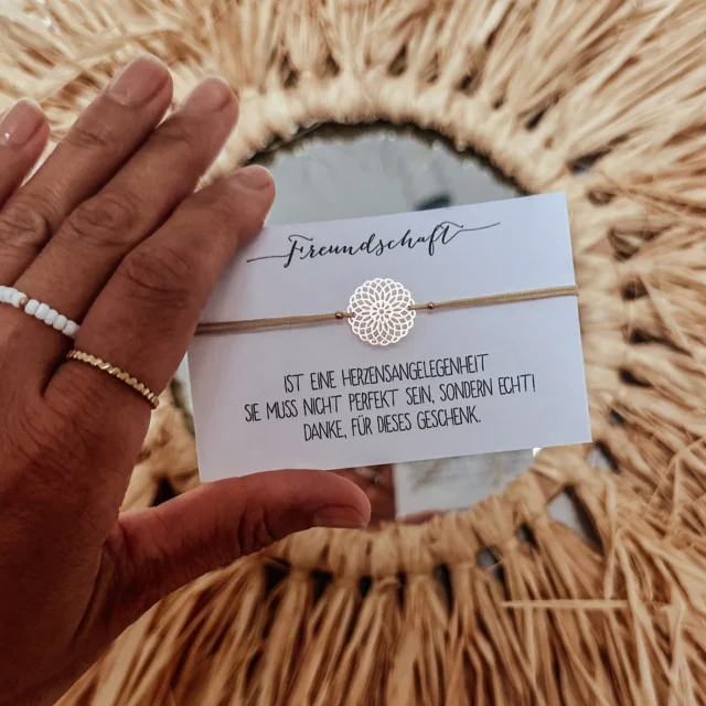 ✨ Summer Vibes in Rosé-Gold ✨
Unsere Summer Wipes sind nicht nur praktisch, sondern auch ein echter Hingucker – perfekt zum Verschenken oder um dich selbst zu verwöhnen. 🌸
Mit deiner ganz persönlichen Kombination aus Anhänger, Bandfarbe und Verpackung entstehen kleine Geschenke mit großer Wirkung – für deine Lieblingsmenschen oder einfach für dich. 💝

📦 Sommerpause bis 31. August – ab 1. September bin ich wieder für dich da und verschicke deine Bestellungen.
Bis dahin: Stöbere gerne schon im Onlineshop und finde deine Lieblingskombination. 🛒

#summerwipes #roségoldlove #personalisiert #geschenkideen #freundschaftsgeschenk #verpackungsliebe #sommerpause #onlineshop #geschenkfürdich #mitliebe #personalizedgifts #handmadegifts #roségold #geschenkeideen #schöneverpackung #lovetoshare #sommerfeeling