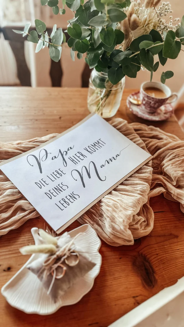 Meine Freundin hat GEHEIRATET ✨ Gestern durfte ich eine wunderschöne private Hochzeit mit ein paar Details von @schatzlsschatzkisterl begleiten. Obwohl es ein ganz persönlicher Rahmen war, möchte ich euch die tollen Dienstleister nicht vorenthalten, die für diesen besonderen Tag gesorgt haben. 💍💐 Vielleicht ist ja die ein oder andere Empfehlung für euch dabei, wenn ihr in der Nähe seid. 🫶🏼

Haare: @haarkultur_team 
Make up: @lounge6.10 
Fotos: @lisa.ziegler.fotografie 
Location : @lesterhof 
Blumen: @stadtblumerie 
Essen: @gasthof_mader 
Musik: @2sense.at 
Papeterie: @schatzlsschatzkisterl 
.
#Hochzeit #Hochzeitsinspiration #Hochzeitsdienstleister #Papeterie #WeddingDetails #WeddingVibes #Hochzeitsideen #Brautinspiration #WeddingDecor #Hochzeit2025 #LiebeFeiern #Hochzeitsträume