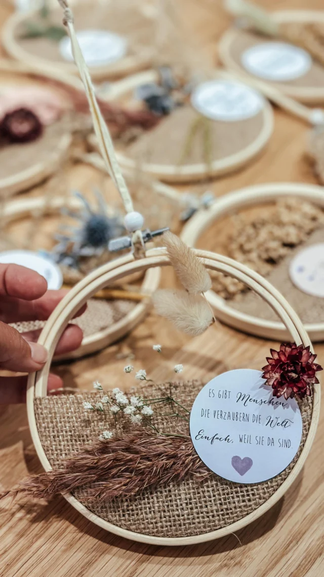 In meiner kleinen Werkstatt verwandle ich die Schätze aus meinem Garten Schritt für Schritt in kleine handgemachte Kostbarkeiten. Jede Trockenblume wird liebevoll verarbeitet – für mich ist es pure Freude, etwas Eigenes zu schaffen, das später auch euch eine kleine Freude macht. Viele dieser Schätze habe ich auch auf den kommenden Märkten mit dabei. Die genauen Termine findet ihr ganz oben in meinem Profil, dort seht ihr, auf welchen Märkten ich heuer bin und wo ihr meine Produkte kaufen könnt.
.
#HandgemachtMitLiebe
#Trockenblumenliebe
#KreativMitHerz
#MeineWerkstatt
#GartenSchätze
#BlumenDIY
#Selbstgemacht
#EigenesSchaffen
#HandmadeWithLove
#KleineFreuden
#NaturSchätze
#Herzensprojekt
#Märkte2025
#LokaleKunst
#HandgemachtesEntdecken
#Blumenliebe