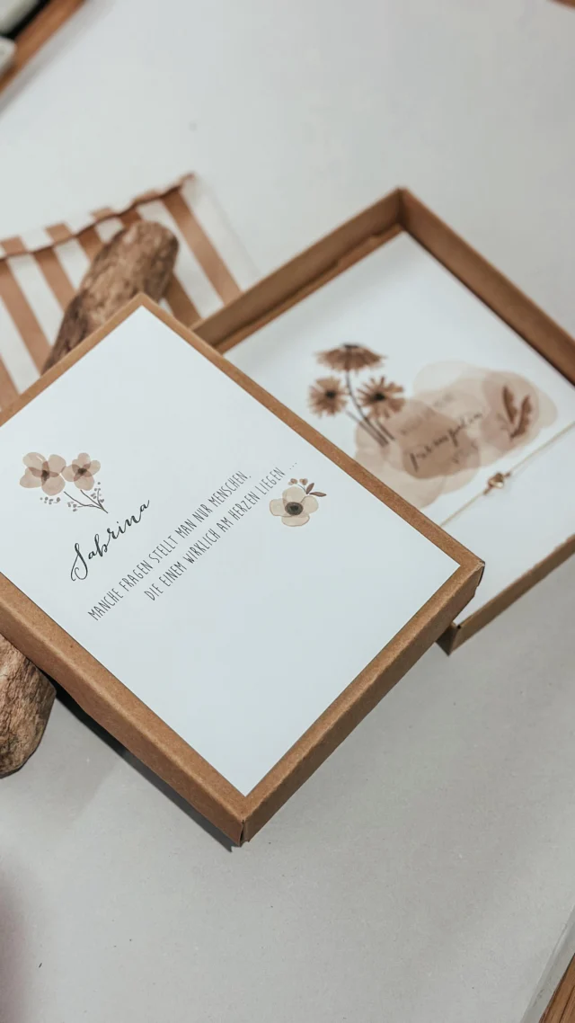 ✨ Stell dir vor, du öffnest eine personalisierte Geschenkbox mit deinem Namen darauf … und darin wartet ein filigranes Herzarmband 💖.

So kannst du auf eine ganz besondere Art fragen:
„Willst du meine Firmenpatin werden?“ 🤍
oder
„Willst du meine Taufpatin werden?“ ✨

Ein kleines Schmuckstück mit großer Bedeutung – liebevoll verpackt und bereit, Herzen höherschlagen zu lassen. 🎁

👉 Erhältlich jetzt in meinem Onlineshop, ganz individuell für dich! Für später speichern 
#personalisierteGeschenke #Geschenkidee #PatinFragen #Taufpatin #Firmenpatin #Geschenkbox #ArmbandLiebe #Schmuckgeschenk #ErinnerungFürsLeben #OnlineshopLiebe #GeschenkMitHerz #EinzigartigBesonders
