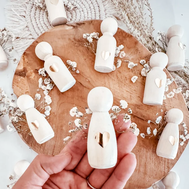 ✨ Hier sind die Engel los! ✨
Auch heuer zu Weihnachten gibt es wieder eine limitierte Auflage unserer himmlischen Beschützer und Engel. Ob als Kartenhalter, funkelnder Lichtbrecher oder als kleiner Anhänger für den Christbaum – die liebevollen Begleiter bringen Wärme und Glanz in jede festliche Zeit. Jetzt im Onlineshop entdecken und rechtzeitig sichern! 🌟
#Weihnachten #Engel #Schutzengel #Christbaumschmuck #Weihnachtszauber #LimitierteEdition #Onlineshop #Lichtmomente #FestlicheDekoration #HimmlischeBegleiter