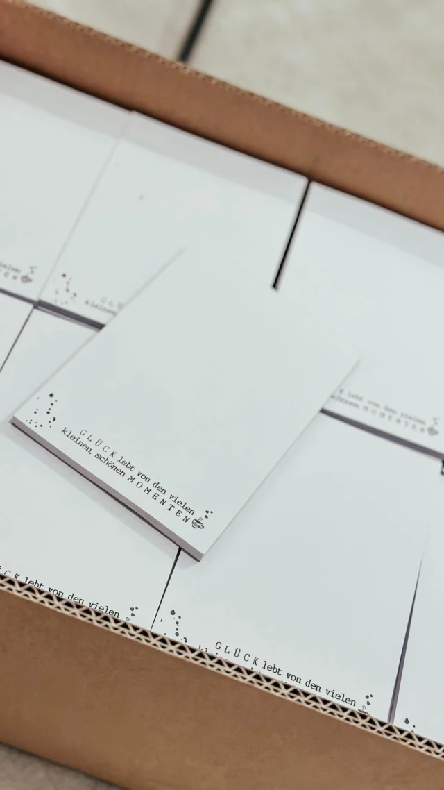 ✨ Neu eingetroffen! ✨
Ich halte ihn endlich in den Händen … den neuen A6-Block . 💕
Der Block wandert bald in den Shop ✨
Und: Für Weihnachten gibt es wieder eine wunderschöne Geschenkbox, in der er enthalten sein wird. 🎄💫
.
#NeueBlöcke #Glückkleb #PapeterieLiebe #KleineMomente #Kreativzeit #Schreibwarenliebe #Geschenkideen #Weihnachten2025 #Geschenkbox #OnlineshopLiebe