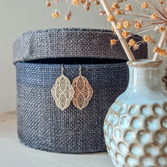 ✨ Die neuen Ohrringe in Gold sind endlich da! ✨
Leicht, filigran und elegant – perfekt, um jedem Outfit einen Hauch von Klasse zu verleihen. 🤍
Besonders schön kombinierbar mit unseren Halsketten aus dem Shop.

👉 Entdecke die neuen Ohrringe und weitere Schmuckstücke jetzt im Onlineshop!

#goldohrringe #filigranschmuck #elegantstyle #schmuckliebe #ohrringeliebe #halskette #schmuckshop #minimaljewelry #goldjewelry #jewelryaddict #schmucktrends #newin