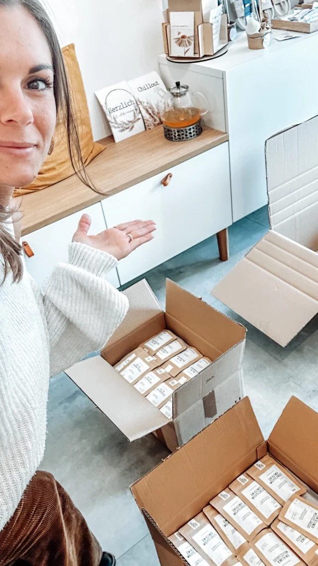 🎄✨ Behind the Scenes ✨🎄

Ich packe gerade die Tees für mein Wintersortiment aus – und der Duft ist einfach himmlisch!
Ich freue mich schon riesig, bald die Weihnachtsgeschenke-Sets mit euch zu teilen! Bald zieht alles in den Online-Shop ein – ihr könnt euch schon auf ein paar tolle  Überraschungen freuen. ☕💛

#Wintertee #Teeliebe #Weihnachtsfreude #BehindTheScenes #Teezeit #Geschenkideen #Aromamagie #Wintermomente