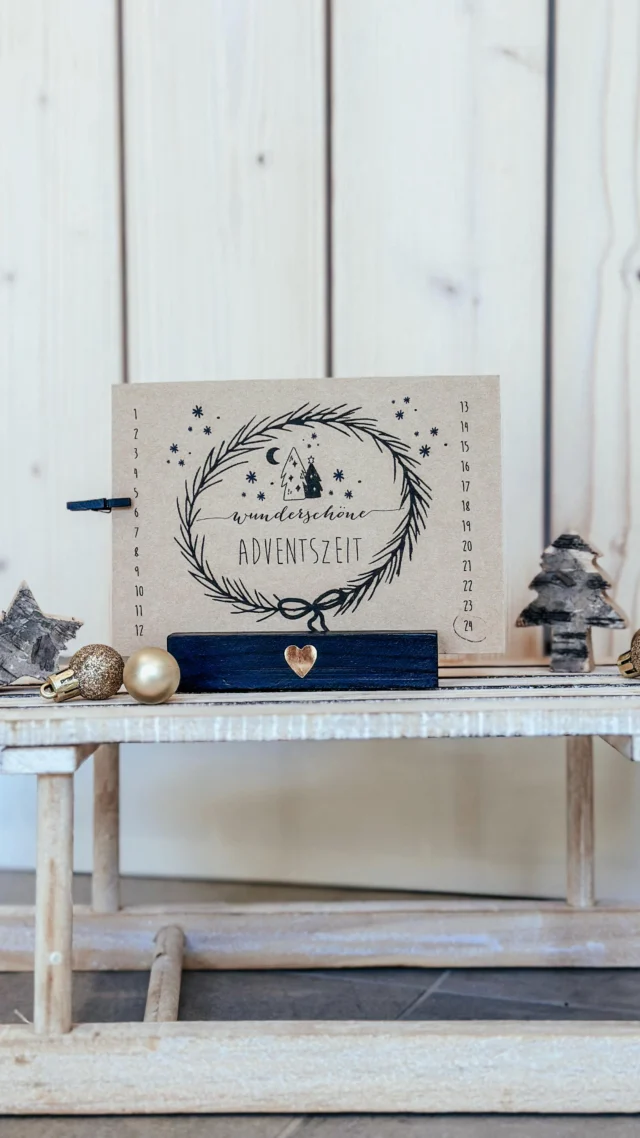 ✨ Neu im Shop: Der Steh-Adventskalender ✨
Unser besonderer Tisch-Adventskalender ist da! 🎄
Er besteht aus einem eleganten Kartenhalter in Schwarz mit goldenem Herz und einer Advents-Postkarte. Mit der kleinen Wäscheklammer kannst du Tag für Tag vorrücken und dich voller Vorfreude dem 24. Dezember nähern. 💫

Nach der Adventszeit wird er ganz einfach zum stilvollen Fotohalter für deine schönsten Erinnerungen – oder du verschenkst ihn weiter als liebevolle Aufmerksamkeit. ❤️

👉 Den Tisch-Adventskalender findest du jetzt im Onlineshop bei Andässe Weihnachten.

#Adventskalender #Stehkalender #AndässeWeihnachten #Vorfreude #Advent #Weihnachtszauber #Dekoliebe #Weihnachten2025 #Geschenkidee #Weihnachtsfreude #Herzstück #NachhaltigeDeko #Fotohalter #Weihnachtsgeschenke