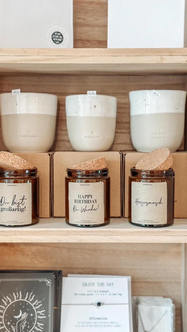 ✨ Neue Schätze im Schauraum ✨
Heute durfte ich wieder ein bisschen „Weihnachten“ spielen – Auspacken, zählen und staunen. 🎁
Ab sofort findest du bei mir die wundervollen Kerzen von Happysoy – mit liebevollen Aufdrucken wie „Du bist großartig“, „Herz Mensch“ und „Happy Birthday“. 💛🕯️

Sie duften nicht nur herrlich, sondern sind auch das perfekte kleine Geschenk für dich selbst oder deine Lieblingsmenschen. 🌸
👉 Aktuell exklusiv nur im Schauraum erhältlich!
Also: Wenn du in der Nähe bist, komm gerne vorbei und schnuppere dich durch. 🌿

#Kerzenliebe #ATappySoy #Duftkerzen #Geschenkideen #HappyBirthday #HerzMensch #DuBistGroßartig #Schauraum #Neuzugang #HomeDecor #Kerzenzeit #InteriorLove