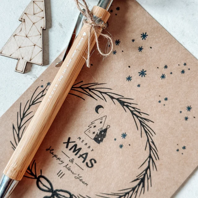 ✨🖊️ Kleine Geschenke, große Freude! 🎄✨

Manchmal sind es die kleinen Dinge, die ein Lächeln auf’s Gesicht zaubern. 💛
In unserem Onlineshop findest du liebevoll zusammengestellte Kleinigkeiten unter 5 € – perfekt zum Nikolaus, als Wichtelgeschenk oder als kleine Aufmerksamkeit zwischendurch. 🎁

Besonders beliebt: unsere Bleistifte in Gold, Schwarz oder aus Bambus – mit schönen Aufschriften, die von Herzen kommen. 🖤🌿✨
Kombiniert mit einer weihnachtlichen Postkarte entsteht im Handumdrehen ein stilvolles, kleines Geschenk – schlicht, edel und mit Bedeutung.

Mach anderen (oder dir selbst) eine Freude – einfach, nachhaltig und besonders. 🌟

#KleineGeschenke #Geschenkideen #Geschenkunter5Euro #Nikolausgeschenk #Wichtelgeschenk #Weihnachten #Weihnachtsfreude #Stiftliebe #Bleistiftliebe #Bambusstift #Goldstift #Schwarzstift #MitLiebeGemacht #Handgemacht #Weihnachtsgeschenk #Onlineshop #Adventszeit #SchenkenMachtFreude #Weihnachtszeit #Postkartenliebe #NachhaltigSchenken #KleineFreuden