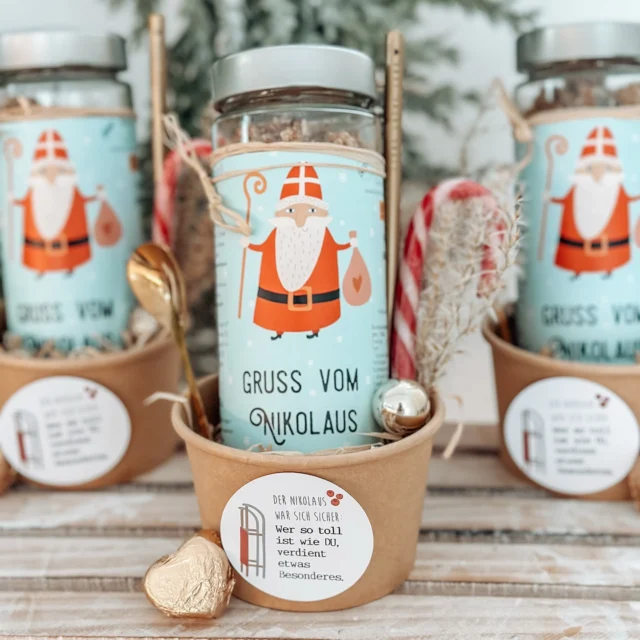 🎅✨ Liebe Grüße vom Nikolaus! ✨🎅
Heute bringe ich euch etwas ganz Besonderes: unser Bio-Müsli mit weißer Schokolade – regional hergestellt in Lasberg und einfach himmlisch gut! 🤍🍫

Ich habe euch hier etwas Schönes zum Verschenken zusammengestellt:
ein süßes Schokoherz, eine Zuckerstange und einen edlen goldenen Bleistift – kleine Aufmerksamkeiten, die jedes Herz erfreuen. 💛

Das Geschenk ist perfekt für Erwachsene und Kinder – liebevoll verpackt und bereit zum Sofort-Verschenken. 🎁
Auf dem Etikett steht: „Der Nikolaus war sich sicher : Wer so toll ist wie du hat etwas besonderes verdient „💌

Swipe dich durch die Bilder und lass dich inspirieren – vielleicht findest du noch die eine oder andere Idee, was du in deine kleine Kraftpapierbox oder ins Nikolaus-Sackerl hinzufügen möchtest. 🎄💫
.
Zu finden im Onlineshop bei Anlässe - Weihnachten ! FÜR später speichern 😍

#Nikolaus #Nikolausgeschenk #Geschenkidee #Weihnachten #Weihnachtsfreude #Nikolaussackerl #Geschenkbox #BioMüsli #Lasberg #RegionalGenießen #MitLiebeGemacht #Weihnachtszeit #KleineFreuden #SchenkenMachtFreude #Adventszeit #SchokoladeLiebe #Geschenkideen #Handgemacht #Weihnachtsgeschenk #TippZumVerschenken