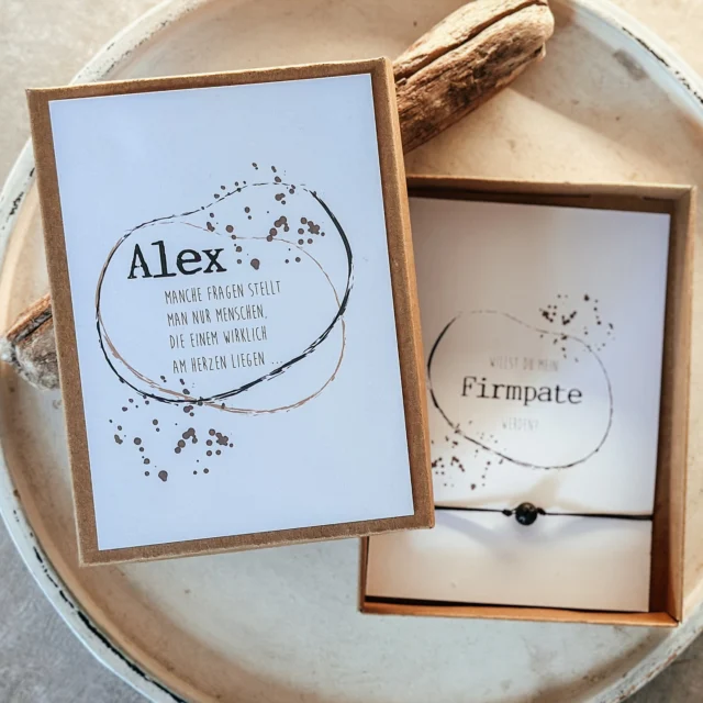 Ihr habt’s euch gewünscht – und jetzt ist sie da 💫 die Box für Männer …

Die besondere Box zur Firmung, mit der ihr auf liebevolle Weise fragen könnt:

„Willst du meine Firmpatin / mein Firmpate werden?“ 💛

Diese Box ist das perfekte Geschenk, um einem besonderen Menschen diese schöne Aufgabe anzuvertrauen – jetzt in zwei Varianten, für Frauen und für Männer.

Ihr findet sie ab sofort im Onlineshop unter Geschenkideen 🎁✨

#Firmung #Firmpate #Firmpatin #WillstDuMeinFirmpateWerden #Geschenkideen #Geschenkbox #BesondererMoment #GlaubeLiebeHoffnung #Firmung2025 #Katholisch #Patenliebe #Onlineshop #Herzensmoment #GeschenkMitBedeutung #AchtsamSchenken