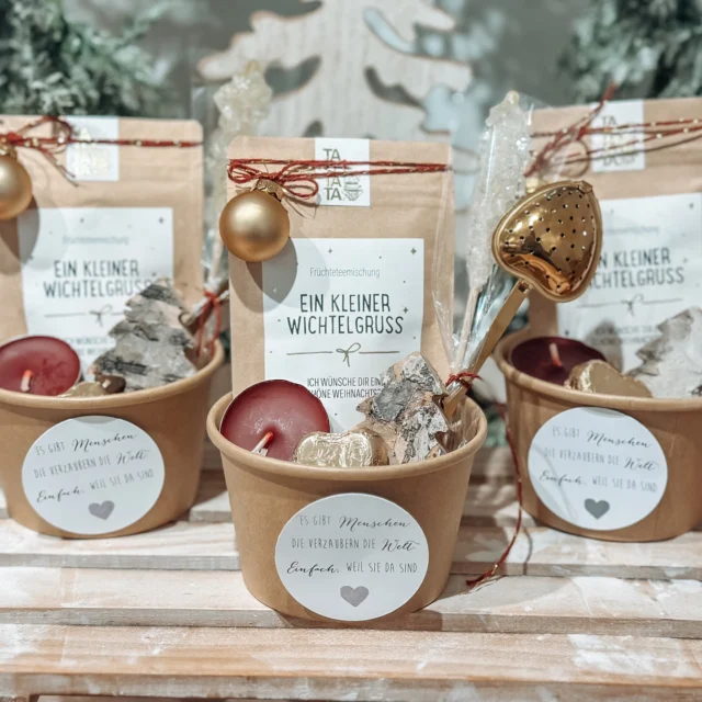 Kleiner Wichtelgruß
.
Mit Liebe verpackt – mit Tee von @tateetata.de , Zuckerstangen, Schokolade und Kerzen 💛🧀🍫✨
Perfekt zum Wichteln, für Freunde, Kollegen oder einfach als kleine Aufmerksamkeit in der Adventszeit. 🎄

Ein tolles Geschenk für Lehrer:innen, Pädagog:innen, den Kindergarten, die Kabelstube oder einfach für liebe Mitarbeiter:innen.
Ein bisschen Wärme, ein bisschen Licht, ein bisschen Freude – alles in einem kleinen Päckchen verpackt. 💫

#Wichtelgeschenk #Adventsgeschenk #KleineFreuden #Geschenkidee #MitLiebeGemacht #Beierpark #Hochschule #Weihnachtszeit #DankeSagen #Lehrerliebe #Kollegenfreude #Weihnachten2025