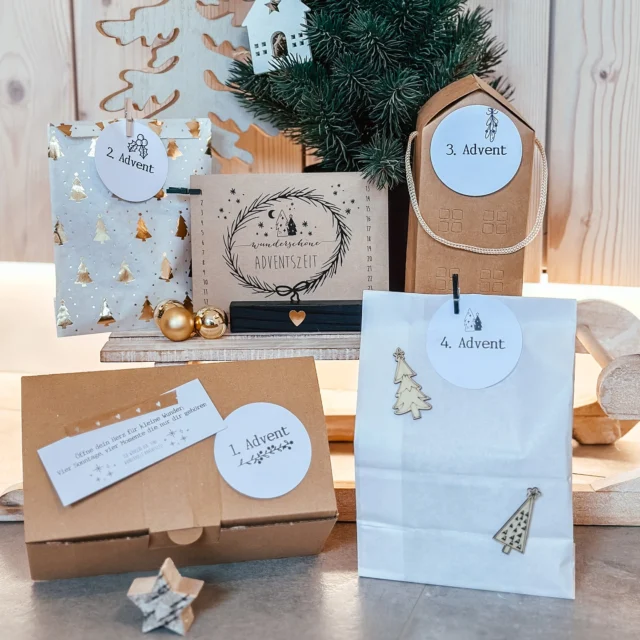 🎁✨ Endlich ist es soweit! ✨🎁
Mein liebevoll gestalteter Adventskalender – oder besser gesagt: vier besondere Adventsgeschenke – ist ab sofort im Onlineshop erhältlich! 💫

An jedem Adventssonntag erwartet dich ein kleines Ritual mit den passenden Materialien, die dich achtsam durch die Adventszeit begleiten. 🌟
Eine wunderschöne Mischung aus Schmuck, Kulinarik, Deko und Papeterie – inspiriert vom Schatzl Schatzkistal 💛

💌 Perfekt zum Verschenken oder Selbstbehalten – ob für dein Patenkind, deine Freundin, Mama, Frau oder einen lieben Menschen, den du überraschen möchtest.
Geeignet ab 10 Jahren und voller kleiner Herzensmomente. 🕯️

👉 Du findest ihn im Onlineshop unter „Anlässe – Weihnachten“
💸 Preis: 79,90 € – nur solange der Vorrat reicht (einige sind schon vorreserviert!).

Mach dir oder jemand anderem eine wundervolle Adventszeit. ❤️

#Adventskalender #Weihnachten2025 #Adventsgeschenke #SchatzlSchatzkistal #Geschenkideen #Achtsamkeit #RitualeImAdvent #Weihnachtszeit #HandgemachtMitLiebe #KleineFreuden #GeschenkefürSie #Geschenkidee #Adventsmagie #LiebevollVerpackt #Onlineshop #Weihnachtsfreude #Advent2025 #BesondereMomente