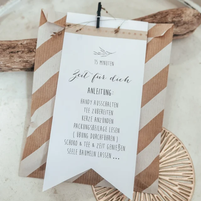 ✨ Kleine Geste, große Wirkung. ✨

In unserem liebevoll gestalteten Kraftpapier-Sackerl steckt ein Stück Achtsamkeit für dich oder einen Herzensmenschen. 🌿

Drinnen findest du alles, was du für einen Moment der Ruhe brauchst:
🍵 eine duftende Tasse Tee
🍫 ein süßes Schokoherz
🕯️ ein sanftes Teelicht
📖 und eine berührende Geschichte zum Thema Achtsamkeit.

Perfekt als kleines Mitbringsel, als Aufmerksamkeit im Advent oder einfach als Zeichen:
💛 Ich denk an dich.

Denn manchmal sind es die kleinen Gesten, die am meisten bedeuten.

👉 Jetzt im Schatzl Schatzkisterl unter Anlässe - Weihnachten entdecken und Freude verschenken

#achtsamkeit #geschenkidee #herzensmoment #schatzlschatzkistl #achtsamkeitimalltag #kleinefreude #geschenkmitliebe #adventzeit #herbstzauber #teezeit #selbstfürsorge #zeitfürmich #mitbringsel #wohlfühlmoment