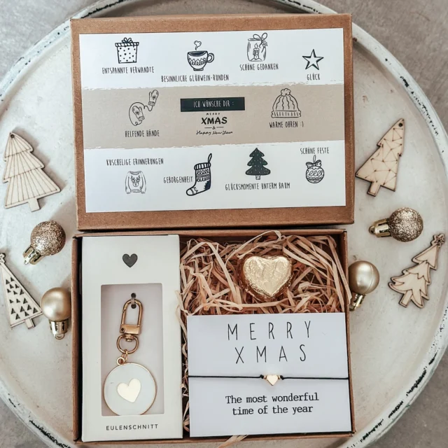 💝 Kleine Box, große Freude!
Manchmal sind es die feinen Dinge, die am meisten bedeuten:
Unsere liebevoll zusammengestellte Geschenkebox enthält ein zartes Herzarmband, einen besonderen Schlüsselanhänger vom @eulenschnitt und eine schöne Postkarte für persönliche Worte. ✨

Alles verpackt in einer stilvollen Kraftpapierschachtel, schlicht, natürlich und wunderschön – bereit, um direkt verschenkt zu werden. 🌿

Ob als Weihnachtsgeschenk, kleines Dankeschön oder einfach, um jemandem ein Lächeln zu schenken – diese Box sagt mehr als tausend Worte. 💫

🎄 Denk daran: Auch hier gilt – bitte rechtzeitig bestellen, bevor der Onlineshop Mitte Dezember in Winterpause geht.

#Geschenkebox #Herzarmband #Oldschnitt #Schlüsselanhänger #LiebevollVerpackt #Weihnachtsgeschenk #HandgemachtMitLiebe #KraftpapierLiebe #NachhaltigSchenken #Herzensgeschenk #KleineFreude #Weihnachten2025 #Geschenkidee #RegionalGeschenke #SchöneKleinigkeiten #Geschenkset #SinnvollSchenken #OnlineshopTipp #Winterpause #FreudeVerschenken