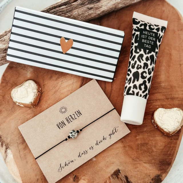 Neues Produkt für LEO - Fans 
.
☀️ Armband Dalmatiner - Jaspis 
☀️Handcreme 
☀️Edelvollmilchschokolade 
.
Jetzt im Onlineshop bei Schätze - Geschenksideen 
.
Speichern für SPÄTER 
#Weihnachtsgeschenke
#Weihnachtszeit
#Geschenkideen
#Geschenkzeit
#FroheWeihnachten
#Weihnachten2025
#Weihnachtsfreude
#XmasGifts
#ChristmasVibes
#XmasInspo