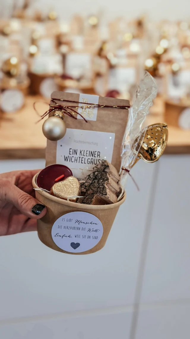 🎄✨ Das Lager ist voll – die Weihnachtsfreuden können starten! ✨🎄
Ich habe in den letzten Wochen fleißig für euch vorbereitet und jetzt ist es endlich soweit:
Im Onlineshop findet ihr ab sofort viele liebevoll zusammengestellte Geschenksets und Kleinigkeiten, verpackt mit Herz und Blick fürs Detail. 💛

Unter „Anlässe → Weihnachten“ warten wundervolle Ideen für:
• Lehrer:innen & Pädagog:innen
• Kolleg:innen & Mitarbeiter:innen
• Freundinnen & Wichtelpartner:innen
• Nachbar:innen
• Trainer:innen / Babysitter / Lieblingsmenschen 💫

Von kleinen Aufmerksamkeiten bis hin zu besonderen Geschenksets – alles bereit, sofort Freude zu schenken. 🎁✨
Schaut vorbei & lasst euch inspirieren. Ich freue mich so sehr auf eure Bestellungen! 🤍 für später speichern 
#weihnachtsgeschenke #anlässeweihnachten #mitliebegemacht #geschenkideen #wichtelgeschenk #lehrerinnengeschenk #pädagoginnenliebe #mitarbeitergeschenk #freundinnengeschenk #kleinefreuden #weihnachtszauber #handmadegifts #verpacktmitliebe #onlineshopliebe #herzensprojekt #schöneschenken #weihnachten2025