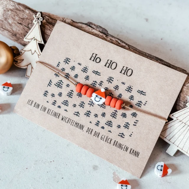 🎁✨ Kleines Glück für kleine Hände! ✨🎁
Ein zauberhaftes Kinderarmband mit Gummizug – liebevoll gestaltet mit einem kleinen Wichtel oder Weihnachtsmann. 💫
Ein süßes Detail fürs Nikolaussackerl, als Wichtelgeschenk oder einfach als kleine Freude zwischendurch.

Ein Band voller Freude, Magie und Weihnachtszauber – für strahlende Kinderaugen! 🌟

Jetzt im Online-Shop erhältlich 🛒💖

#Wichtelzauber #Nikolausgeschenk #Kinderarmband #Weihnachtsfreude #Wichtelgeschenk #Weihnachtszauber #KleineFreude #Geschenkidee #Nikolaussackerl #WeihnachtenmitKindern #Weihnachtszeit #GeschenkfürKinder #Wichtelzeit #Weihnachtsmann #KleinesGeschenk #OnlineShop #HandmadeWithLove #Kinderfreude