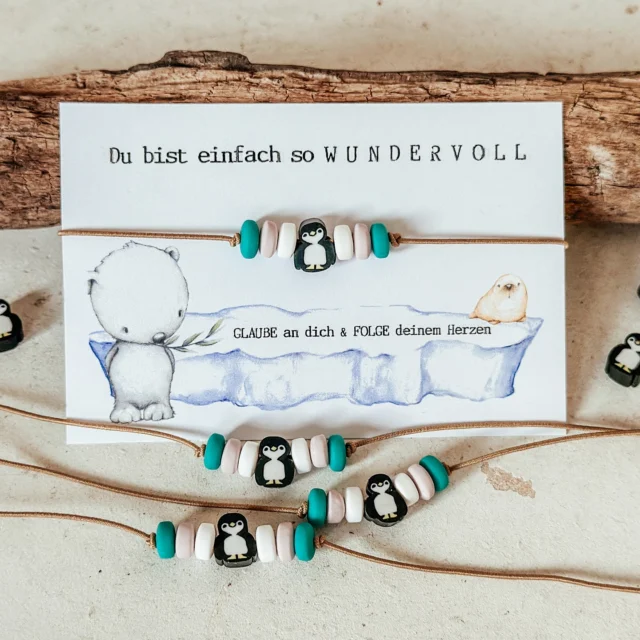💙❄️ Kleines Armband, große Botschaft! ❄️💙
Ein zauberhaftes Kinderarmband mit Pinguin, der fröhlich auf seiner Eisscholle sitzt – als Erinnerung daran:
✨ Du bist wundervoll. Glaube an dich und deine Träume. ✨

Das perfekte kleine Geschenk für Kinder – als Mutmacher, Wegbegleiter oder liebe Aufmerksamkeit zwischendurch.
Ein Stück Freude, Vertrauen und Winterzauber fürs Handgelenk. 🐧💫

Jetzt im Online-Shop erhältlich! 🛒💙

#PinguinLiebe #GlaubeAnDich #Kinderarmband #Mutmacher #KleineFreude #Geschenkidee #DuBistWundervoll #Winterzauber #Kinderfreude #Motivationsarmband #GeschenkfürKinder #HandmadeWithLove #Wichtelgeschenk #Nikolausgeschenk #KleinesGeschenk #TräumeGroß #OnlineShop #Herzensgeschenk