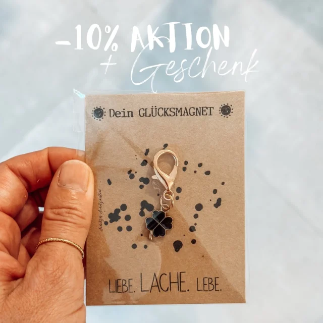 Aktion :
Es gibt ein kleines Trostpflaster für alle, die beim Adventkalender-Gewinnspiel nicht gewonnen haben – und gleichzeitig ein liebevolles Dankeschön an dich:

-10% auf ALLES im Shop
mit dem Codewort 14K
(gültig bis 23.11.) ✨

Und weil Freude sich verdoppelt, wenn man sie teilt:
Ab 50€ Bestellwert bekommst du automatisch einen Gratis-Schlüsselanhänger in Kleeblattform, schön verpackt mit dem kleinen Glücksmagnet:

Liebe. Lache. Lebe.

Ein kleines Stück Glück für die Tasche. Ein sanfter Reminder für jeden Tag.
Vielleicht gönnst du dir etwas Schönes – oder du nutzt die Aktion für deine Weihnachtsgeschenke, damit alles rechtzeitig bei dir zuhause ist.
#14K #DankeschönAktion #KleeblattGlück #LiebeLacheLebe #ShopSmall #Herzensstücke #Weihnachtsvorfreude #Geschenkidee #SupportsMalls #HandgemachtMitHerz #GlückImPaket #ZeitFürDich