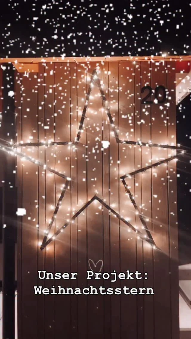 Unser Weihnachtsstern ⭐️⭐️⭐️⭐️

… wie immer läuft es nach dem gleichen Prinzip: Ich habe die Ideen. Mein Mann hat die Umsetzung. Klingt fair, oder? Zumindest so lange, bis mein Perfektionismus ins Spiel kommt. Denn während ich mir alles ganz leicht vorstelle („Das geht doch schnell!“), braucht er für meine Vorstellungen oft starke Nerven – und einen guten Akkuschrauber.

Dieses Jahr war unser Projekt ein großer Weihnachtsstern aus Holz. Was du dafür brauchst? Ganz einfach: zehn Holzlatten à 60 cm. Wir haben etwas schmälere verwendet, weil wir den Stern aufhängen wollten. Wenn du ihn zum Aufstellen bauen möchtest, nimm lieber ein etwas dickeres Holz – sonst kippt der gute Stern vielleicht beleidigt um.

Zuerst legst du dir den Stern am Boden zusammen. Dann kommt der Trick: Du schraubst nur eine Seite fest. Denn erst, wenn du den Stern ein bisschen zurechtgerückst und die Spitzen im 45°-Winkel ausgerichtet hast, gibst du ihm den zweiten Schraubstoß – und plötzlich sieht alles aus wie gewollt - ein bisschen GEDULD ist gefragt …

Damit er perfekt zu unseren Fenstern passt, haben wir unseren Stern anschließend mit einem edlen Hohllackschwarz eingesprüht. Ein bisschen Glanz, ein bisschen Eleganz – und schon wirkt das Ganze fast so, als wären wir Profis. (Fast.)

Zum Schluss haben wir noch die Lichterkette entwickelt – oder sagen wir ehrlich: kunstvoll hineingefummelt – und dann war unser Weihnachtsstern tatsächlich fertig. Wir finden ihn toll 😍🎄 Gefällt er dir auch?? 
.
#WeihnachtssternDIY
#Weihnachtsdeko
#DIYWeihnachten
#Holzprojekt
#Bastelliebe
#SelbstgemachtMitLiebe
#TeamworkAtItsBest
#PerfektionismusTrifftGeduld
#Weihnachtszauber
#Lichterglanz
#Schatzkistal
#Winterdeko
#FestlicheStimmung
#HomemadeChristmas
#WirZwei