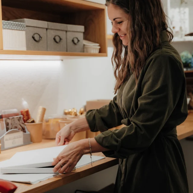 Die letzte Bestellung für 2025 ist fertig verpackt…
Über 1.000 Pakete habe ich heuer allein über den Onlineshop verpackt. 😅📦
Insgesamt waren es sogar über 4000 verkaufte Produkte –
Märkte und Schauraum dabei noch gar nicht mitgerechnet. ✨😅

Während ich diese Pakete verpacke, spüre ich jedes Mal große Dankbarkeit.
Jede Bestellung steht für einen Menschen, der sich bewusst für meine Arbeit entschieden hat. ❤️

Dieses Jahr durfte ruhiger werden.
Die Baustelle wurde fertig, der Schauraum ist nun bei mir zu Hause – alles an einem Ort, genau richtig für mich. ☀️
Und dank eurer Rückmeldungen weiß ich: auch für euch. 😍

Und obwohl das Jahr insgesamt leiser war, ist es unglaublich gut gelaufen.
Auf Pinterest sind mehrere Beiträge viral gegangen –
und ich durfte viele neue Menschen erreichen – hier auf Social Media und auch darüber hinaus.

Ich habe viele Märkte gemacht,
durfte viele große Gewerbekunden mit meinen Geschenken begleiten
und im Frühjahr erstmals eine Erstkommunionsausstellung umsetzen. 🤍
Auch meine erste Bestellung über ChatGPT war dieses Jahr dabei. ✨

Besonders wertvoll war für mich,
dass ich mir mehrere Wochen Urlaub nehmen konnte –
vor allem im Sommer und zu den Ferienzeiten –
um gut für meine Familie da zu sein. 🤍

Zur Weihnachtszeit sind unzählige Geschenksets hinaus in die Welt gegangen 🎄

Ich teile das alles nicht, um hochnäsig zu wirken – ganz im Gegenteil.
Ich weiß euren Support unglaublich zu schätzen,
gerade in einer Zeit, in der man so oft liest, dass Unternehmen schließen müssen.
Dass ich diesen Weg weitergehen darf, ist für mich alles andere als selbstverständlich. ❤️

Natürlich gibt es auch die kurzen Momente des Zweifelns.
Und doch zeigt sich – wie jedes Jahr –, dass meine KONZEPT & Mindset mich trägt … 

Dieses Jahr hat mir wieder gezeigt,
dass es nicht immer weiter oder größer sein muss.
Man darf innehalten, zurückblicken, genießen
und dankbar sein für das, was gewachsen ist.

Ich freue mich auf alles, was 2026 bringen darf –
und darauf, diesen Weg weiterhin gemeinsam mit euch zu gehen. ☀️❤️✨

Fotos: @nicole.graphy_

#dankbarkeit 
#mitliebeverpackt #selbstständig #slowbusiness #vertrauen #jahresrückblick