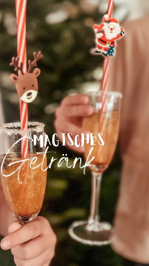 ✨ Kinder-Weihnachtszauber im Glas ✨

In diesen Tagen liegt bei uns ein ganz besonderes Kribbeln in der Luft.
Die Kinder sind aufgeweckt, neugierig, voller Vorfreude – denn das Christkind ist nicht mehr weit 🤍

Und weil kleine Herzen manchmal so sehr vor Aufregung hüpfen, dass sie kaum zur Ruhe kommen, habe ich mir etwas ausgedacht:
✨ unser Weihnachts-Zaubergetränk ✨

Ein Glas mit Zuckerrand, ein wenig süßer Sirup, sprudelndes Mineralwasser –
und dann das Wichtigste: goldener Zauberglitzer ✨
Dazu ein weihnachtlicher Strohhalm… und schon hält man nicht einfach ein Getränk in der Hand, sondern ein kleines Stück Magie.

Ich habe den Kindern erzählt, dass dieser goldene Glitzer etwas ganz Besonderes ist.
Wenn man einen Schluck davon trinkt, verteilt sich das Gold im ganzen Körper –
wie kleine Lichtfunken, die bis ins Herz wandern 💛

Und mit jedem Funkeln wird man ein bisschen ruhiger.
Ein bisschen weihnachtlicher.

Die Gedanken und der Körper werden plötzlich leiser und  alles fühlt sich  ganz warm und geborgen an.
So, als hätte das Christkind schon einmal vorsichtig angeklopft ✨

Manchmal braucht es nicht viel, um große Magie zu erschaffen –
nur ein bisschen Fantasie, Zeit miteinander
und ein Glas voller Licht 🤍
.
Werbung: selbstbezahlt @super_streusel 
.
#Weihnachtszauber
#KinderWeihnachtsmagie
#MagieImAlltag
#Zaubergetränk
#GoldeneMomente
Weihnachtswunder
Zauberzeit
LichtImHerzen