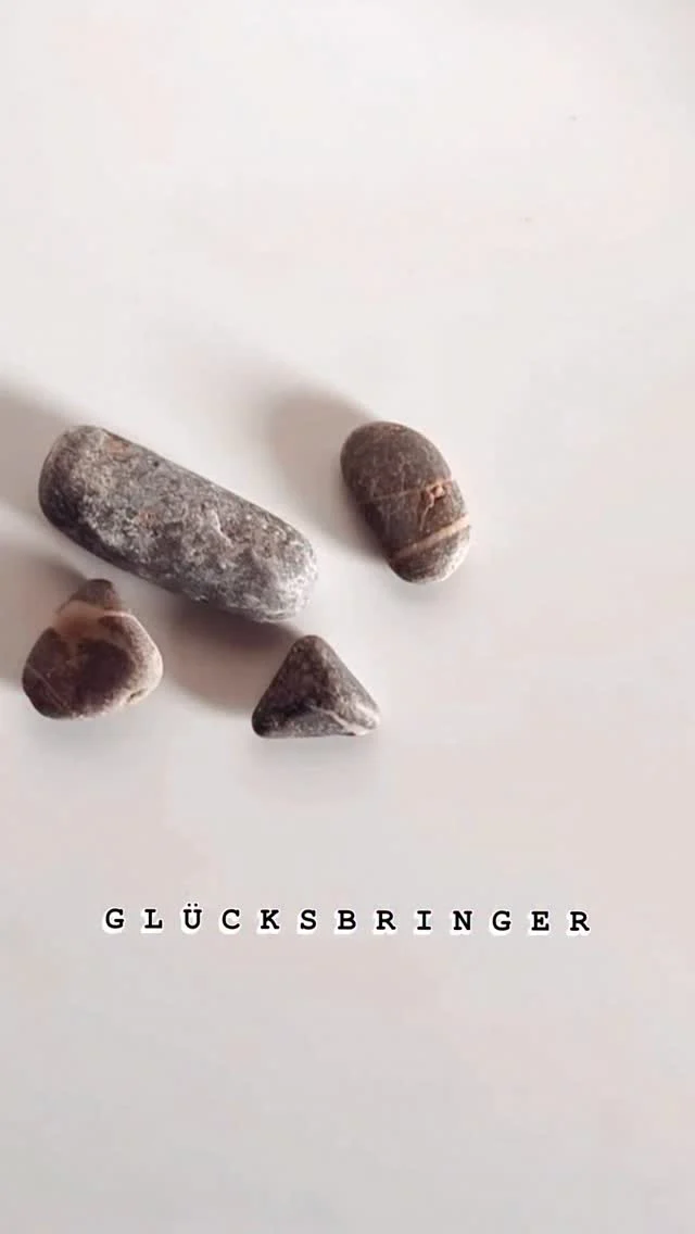 DIY GLÜCKSBRINGER

• •

Das brauchst du:

🍀 Bastel oder Blumendraht ( ca 30 cm )
🍀 Schere
🍀 Steine
🍀 Papier und Stift

• •

Im Video findest du die Anleitung – zum
NACHMACHEN gerne SPEICHERN .

• •

#gluecksbringer #happynewyear #handmade
#handgemacht #glück